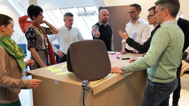 Wir arbeiten partizipativ. Das bedeutet, wir binden die zukünftigen Nutzer:innen in die Gestaltung ihrer Arbeitswelt mit ein. © M.O.O.CON