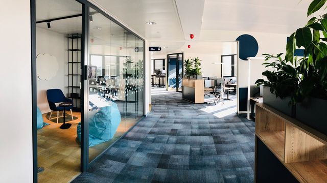 Geteilte Schreibtisch-Arbeitsplätze und Rückzugsräume für Vertrauliches, Besprechungen oder Telefonate. Diese Kombination zieht sich durch. Innenarchitektur: Schönstil/ © M.O.O.CON