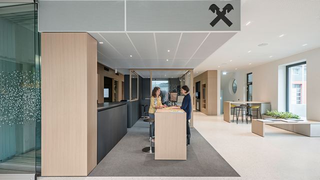 Regionalität und Digitalisierung harmonisch vereint – in den neuen Bankstellen der Raiffeisenregionalbank St. Pölten. © Hertha Hurnaus