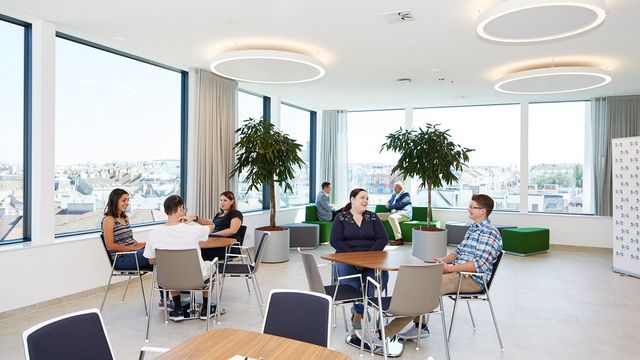 Soziales Miteinander für die MitarbeiterInnen auch in den Erholungsräumen. © M.O.O.CON / Walter Oberbramberger