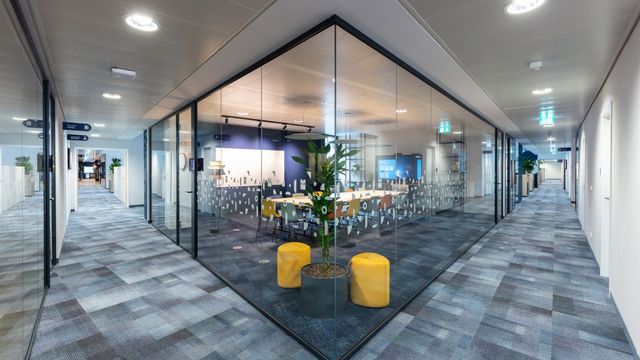 Beste Medientechnik, lichtdurchflutet und geräumig: Einer der Meetingräume im Zurich Büro. Innenarchitektur: Schönstil/ © STRABAG