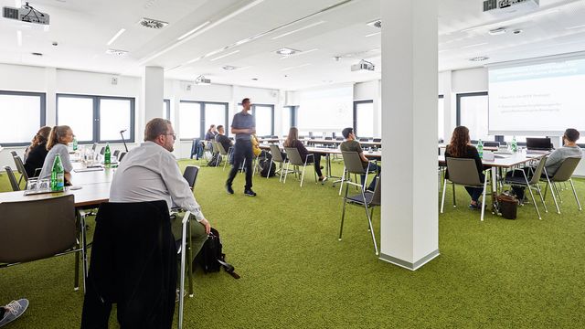 Großzügige Raumstruktur ermöglicht MitarbeiterInnen-Schulung auch in Corona-Zeiten. © M.O.O.CON / Walter Oberbramberger