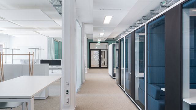 Keine Unterschiede für Führungskräfte und Mitarbeitende in der Raumbelegung. Foto © Grüninger Architekten_Lars Gruber Architekturfotografie
