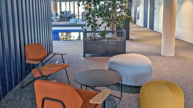 In den vier offen gestalteten Obergeschoßen befinden sich permanente Arbeitsplätze und Kommunikationsbereiche. | © BODNER Gruppe