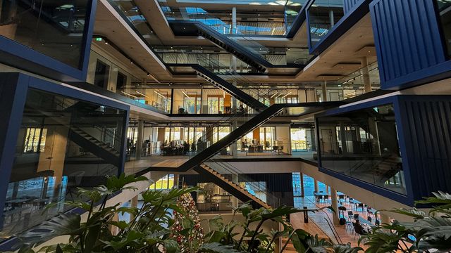 Im zentralen Atrium finden sich großzügige Möglichkeiten zur Unternehmenspräsentation. | © BODNER Gruppe