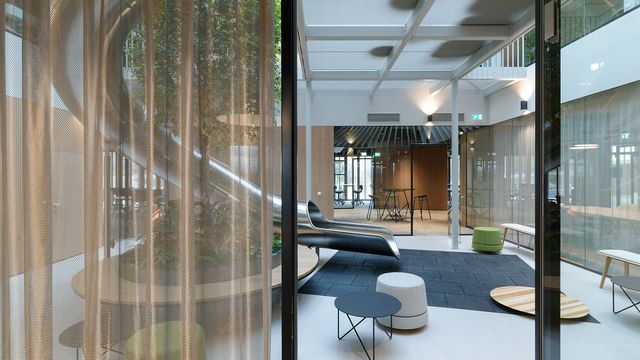 Die Rutsche im Atrium verbindet die beiden Stockwerke © Paul Ott
