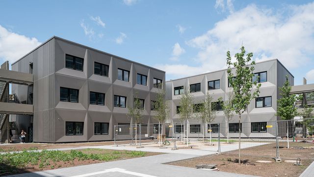 Das neue Gebäude gliedert sich in den Bestand ein, hebt sich aber in der Gestalt deutlich ab. Foto © Grüninger Architekten_Lars Gruber Architekturfotografie