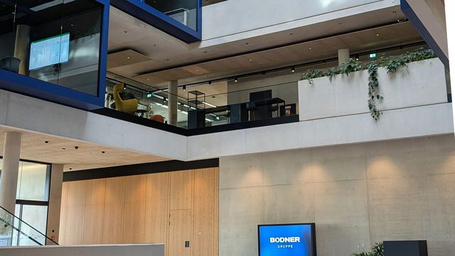 Die halböffentliche Erdgeschoßzone beherbergt Empfang, Cafeteria, Gastronomie und Besprechungsräume für externen Besuch. | © Doris Heinreich