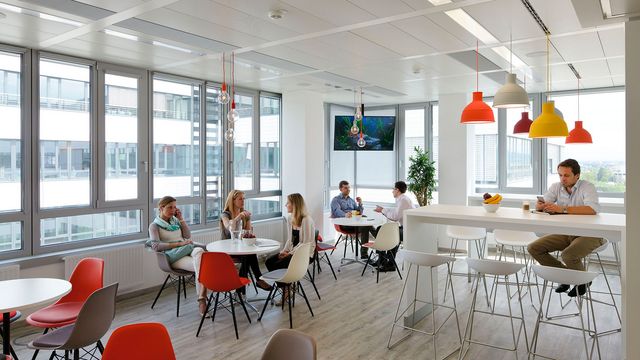 Hier trifft man sich – die GSK Cafeteria am neuen Standort im Wiener Euro Plaza. © Rupert Steiner