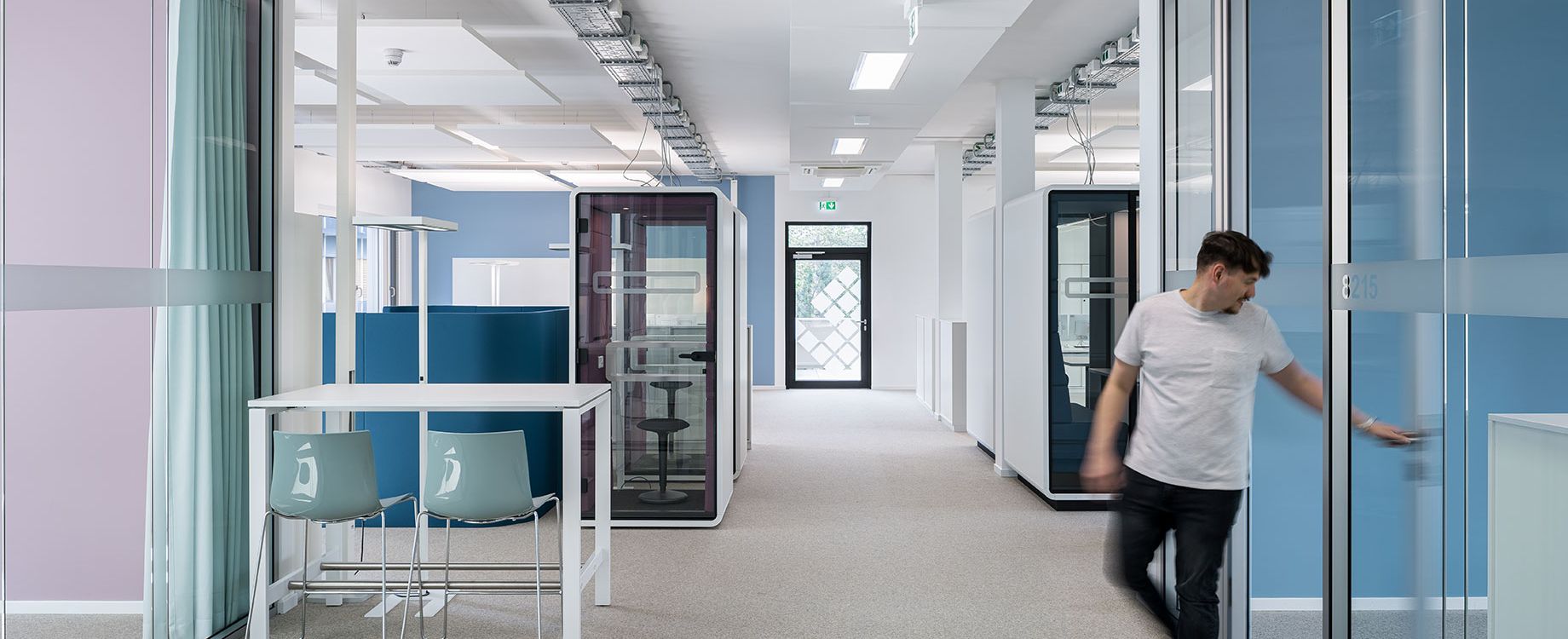 Die neue Arbeitswelt ist in unterschiedliche Zonen unterteilt. Foto © Grüninger Architekten_Lars Gruber Architekturfotografie
