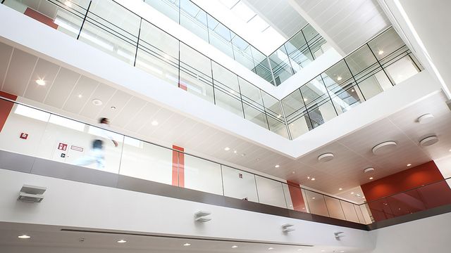 Transparenz und Licht ziehen sich durch den gesamten Smart Campus © M.O.O.CON / Walter Oberbramberger