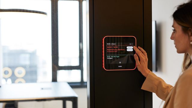 Über das Raumbuchungssystem können MitarbeiterInnen ihre benötigten Arbeits- und Besprechungsräume reservieren und sehen wann was frei ist. © M.O.O.CON / Walter Oberbramberger