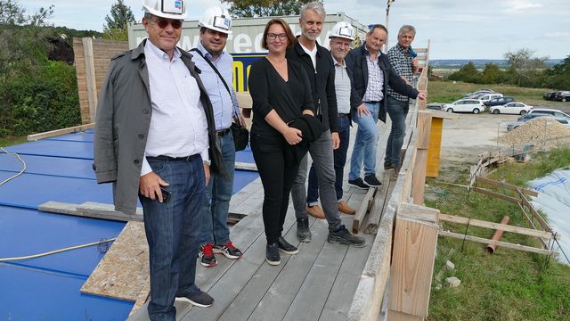 Das Projektteam bestehend aus Vertreter:innen des Kunden, des Generalplaners, der Generalunternehmers und uns vereint auf der Baustelle. © MAM