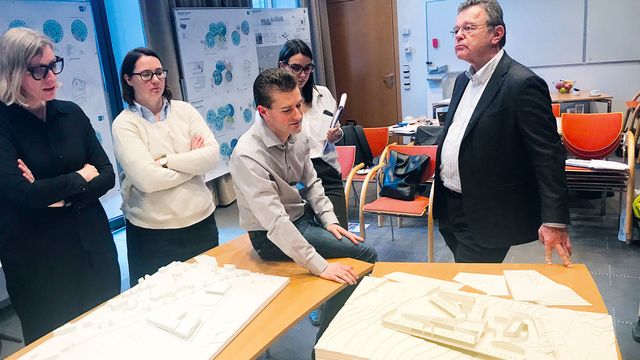 MAM Mitarbeitende und Geschäftsführer Peter Röhrig bei der Vorprüfung der Wettbewerbsergebnisse © M.O.O.CON
