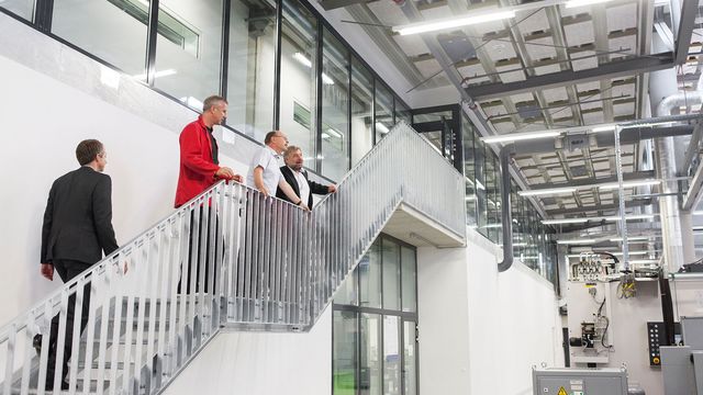 Viele Glasflächen verbinden die die Abteilungen. Das sorgt für die von Hoerbiger gewünschte Transparenz. © Walter Oberbramberger