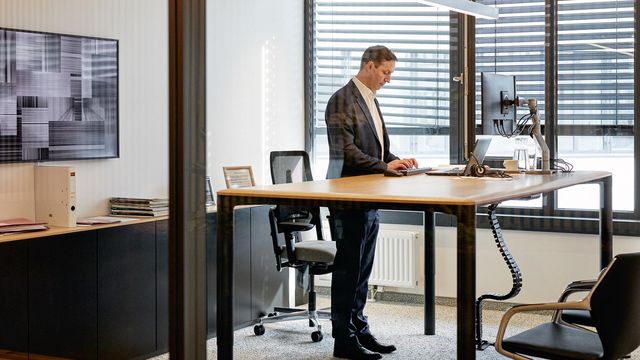Höhenverstellbare Schreibtische sorgen für Entlastung und Abwechslung im Arbeitsalltag. © M.O.O.CON / Walter Oberbramberger