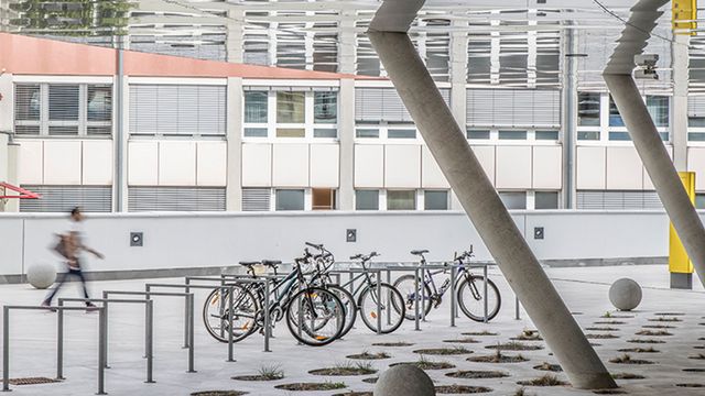 Die U-Bahn ist über das erste Obergeschoss direkt erreichbar. Alternativ kann man aber auch mit dem Fahrrad kommen. © Julia Stix